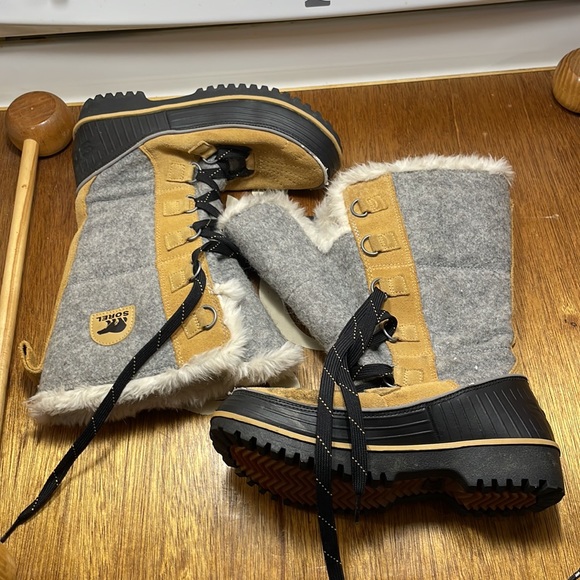 Women\'s SOREL tan/black/gray fur lined boots. Size 8